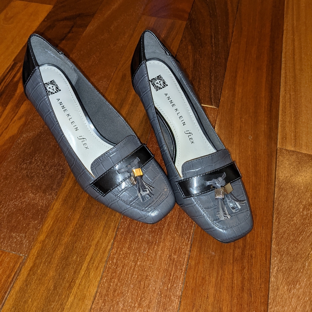 Anne Klein IFlex Gray Heels with Tassles